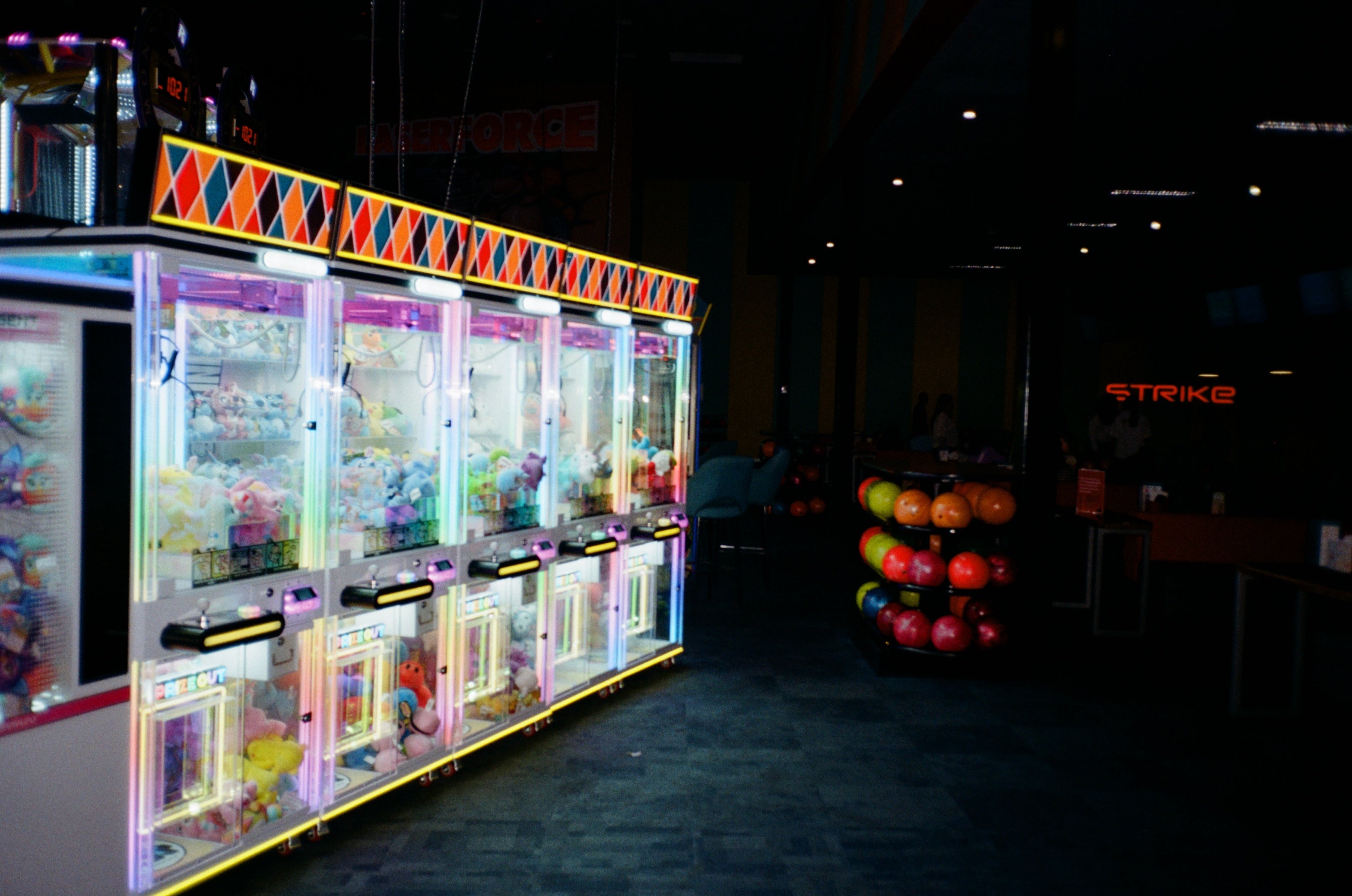 I shot ISO 200 film in a dark arcade on an Olympus MJU II (Here’s what wappened)